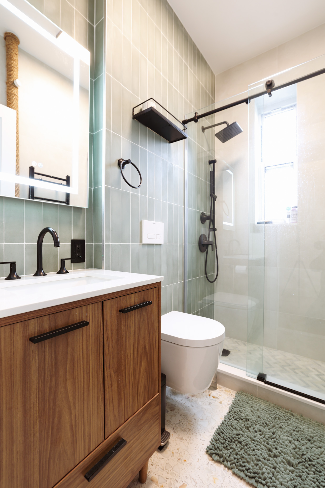 Bathroom — tiled surround and fixtures
